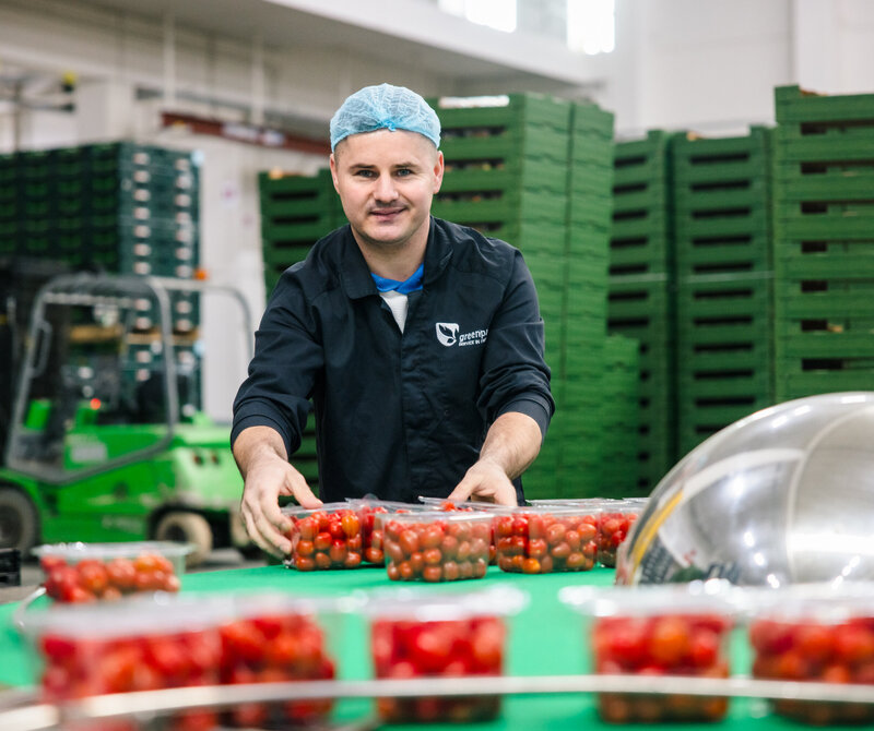 Работник упаковочной линии